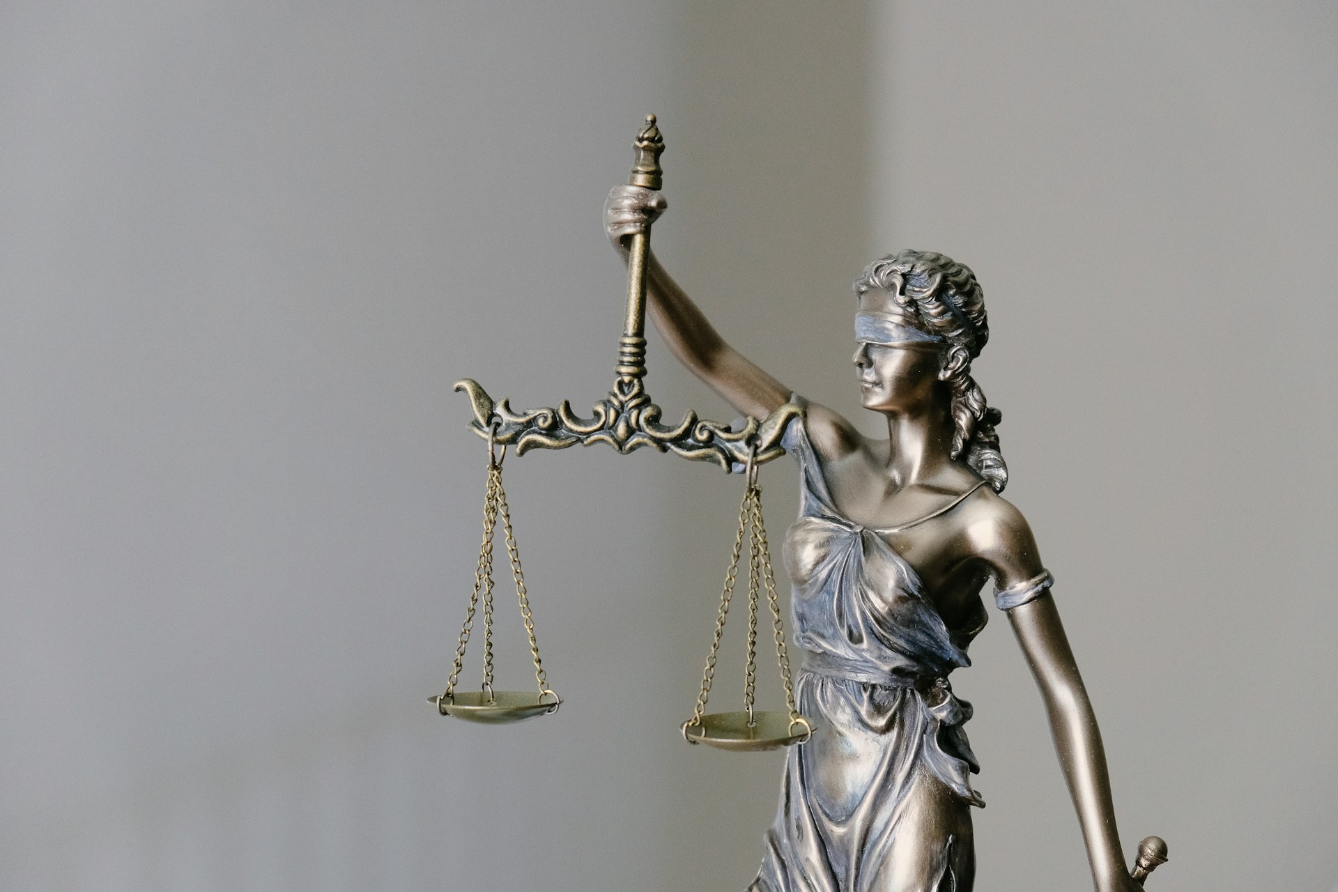 Adalet terazisini tutan Themis (Adalet) heykeli